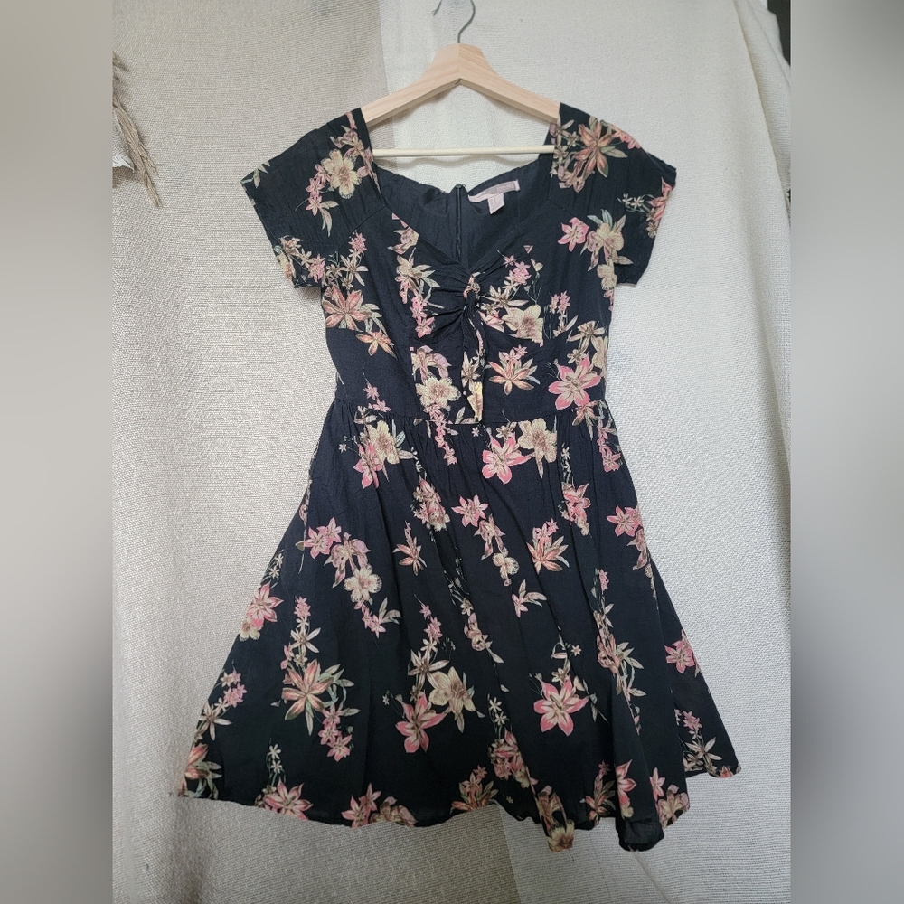 FOREVER 21 BLACK FLORAL DRESS | SIZE M